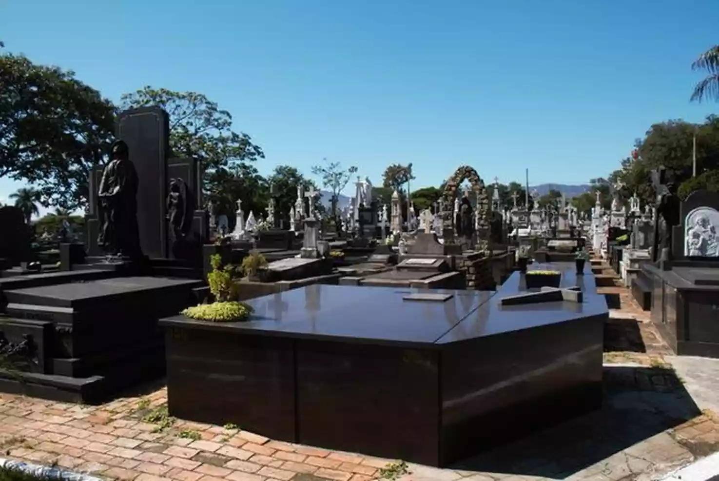 Túmulo com detalhes em mármore