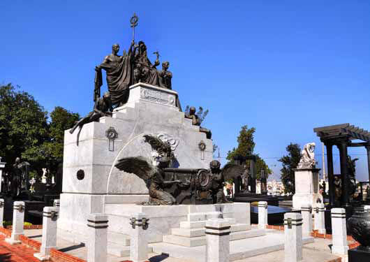 Túmulo com ornamentação floral