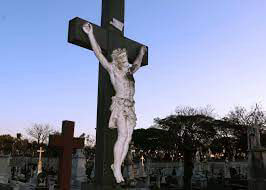 Trabalho de restauração em lápide