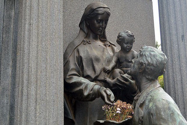 Escultura religiosa em túmulo